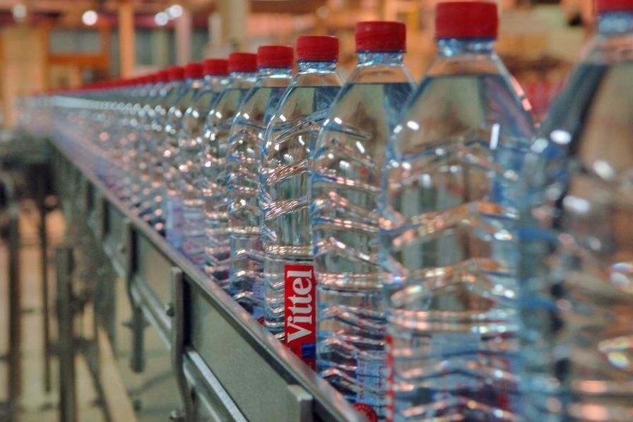 Pourquoi Nestlé réorganise son activité d’eaux en bouteille, et se passe de son siège mondial en France