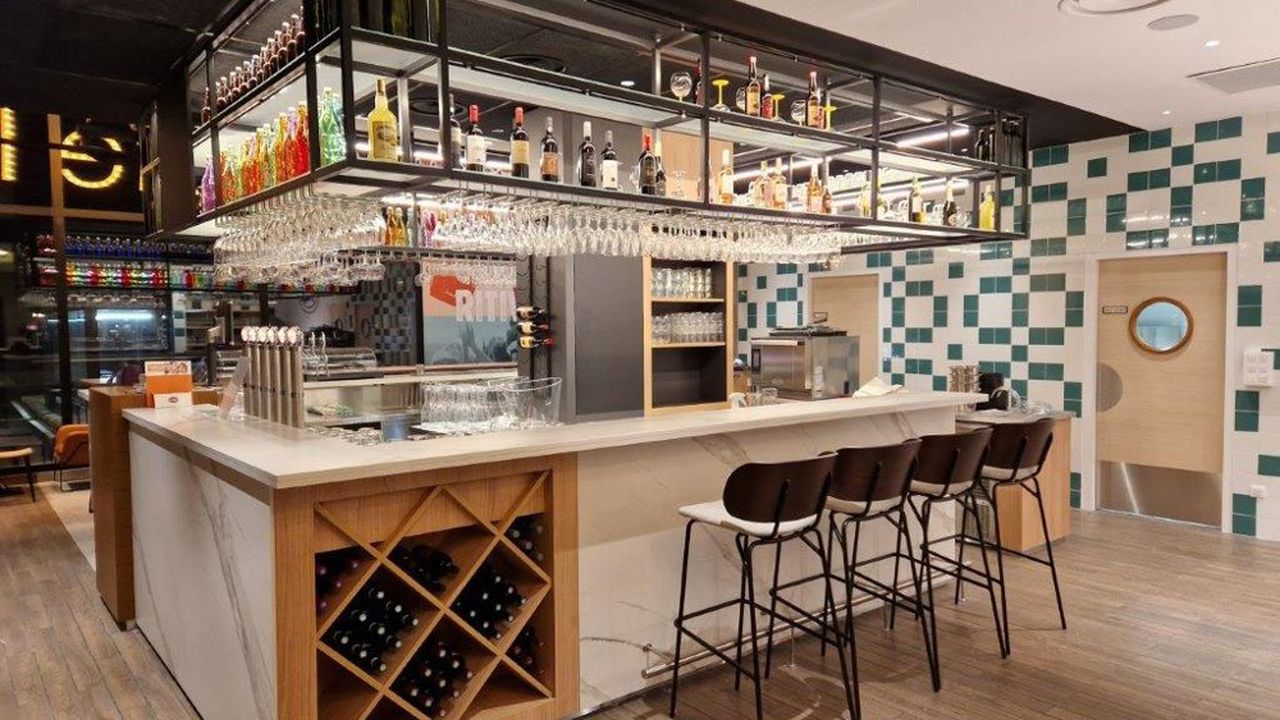 L'espace « Cafferitivo » a pour vocation de servir toute la journée, de la boisson chaude du matin à l'apéritif du soir.