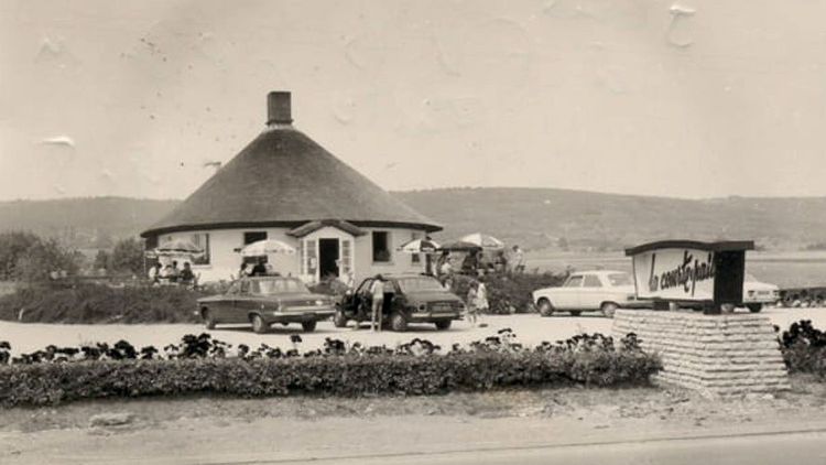Le premier restaurant Courtepaille a été inauguré en août 1961 au bord de la Nationale 6, en Bourgogne.