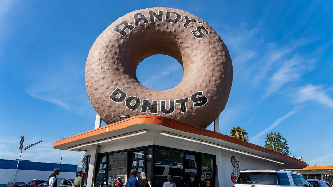 Le beignet géant de Randy's Donuts à Inglewood, près de l'aéroport international de Los Angeles.