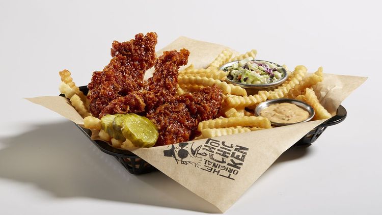 Le concept du Hot Chicken consiste en une pièce de poulet frit marinée et panée et accompagnée d'une une sauce très relevée.
