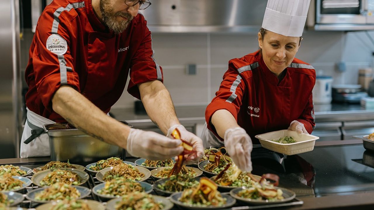 Des chefs d'Elior à la manoeuvre.