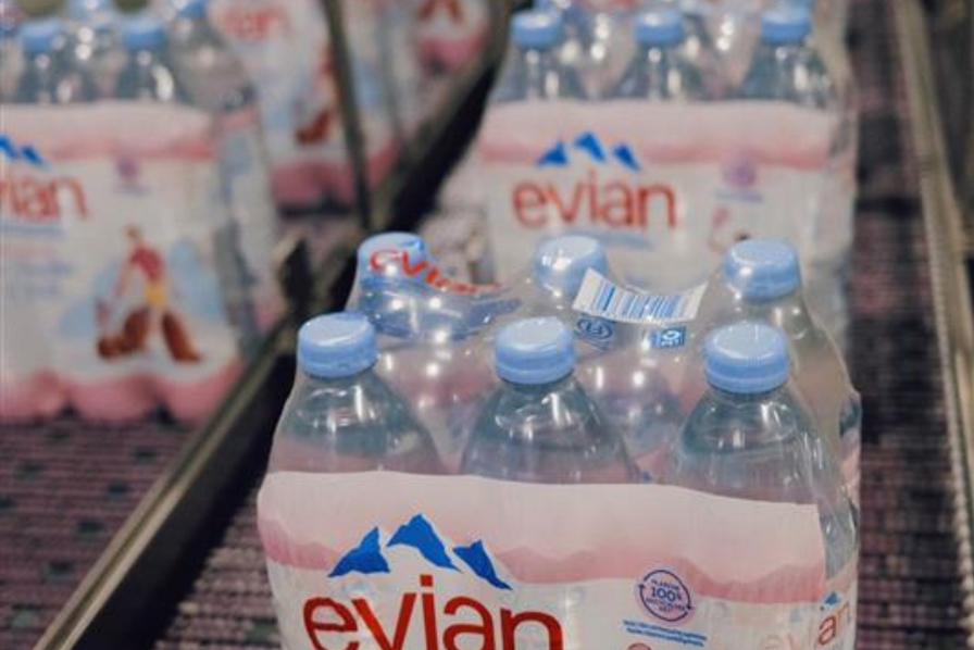 Eaux minérales : À Evian, Danone défend le respect strict de la réglementation