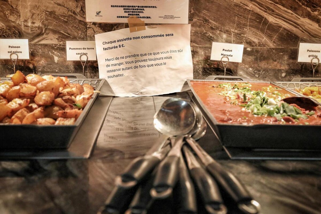 Autour de l’immense buffet, de petites affiches, pas toujours très visibles, préviennent les clients que tout gaspillage sera facturé.