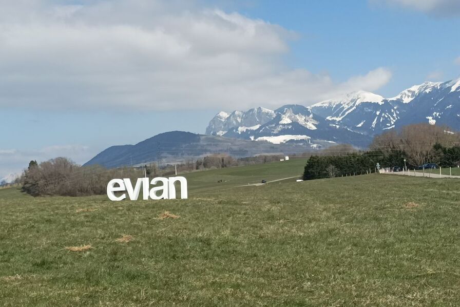 Evian : A l’ occasion des 200 ans de sa marque, Danone investit et lance une version finement pétillante de son eau minérale