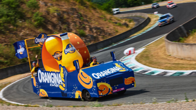 Caravane Orangina Tour de France bord de mer activation marketing événement national public